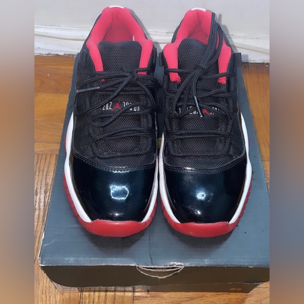 Boys Jordan 11s Size 3.5